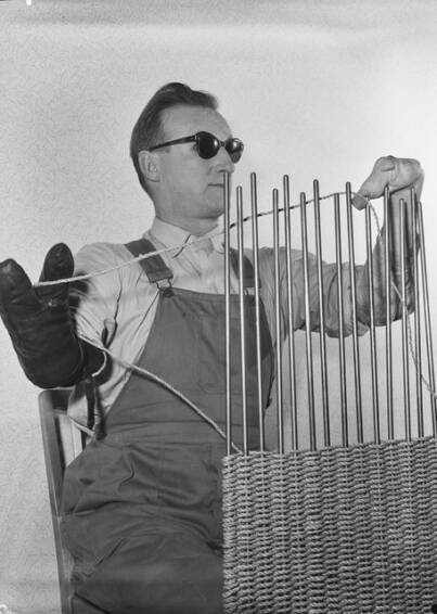Sotainvalidi punontatyössä. 1950 - 1959. Kuva: Pekka Kyytinen. Museovirasto.