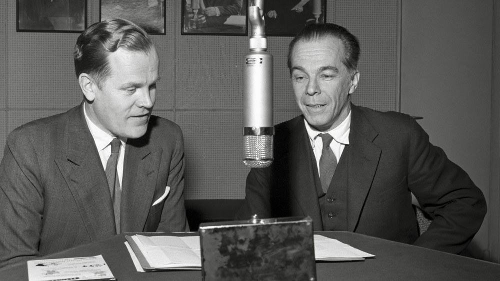 Toimittaja Eero Saarenheimo ja Kielitoimiston johtaja Matti Sadeniemi vastaavat kuulijoiden kysymyksiin ohjelmassa Kielitoimisto vastaa. 1959. Kuva: Ruth Träskman, Yle.