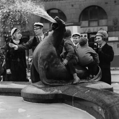 Vapunviettäjiä Havis Amandan suihkukaivon luona Kauppatorilla. Helsinki, 1968. Kuva: Volker von Bonin. Helsingin kaupunginmuseo.