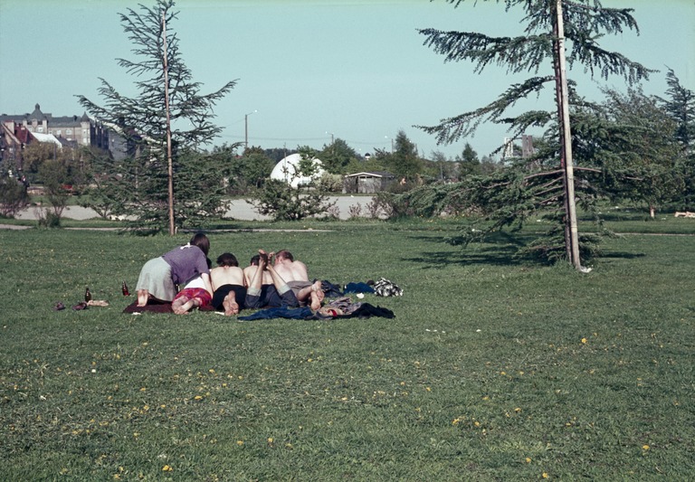 Auringossa lepäileviä nuoria Merisatamanrannassa vuonna 1967. Kuva: Constantin Grünberg. Helsingin kaupunginmuseo. Public domain.