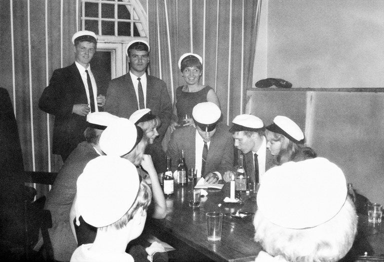 Lakinlaskijaiset ravintola Vanhalla Polilla 30.9.1967. Kuva: Raija Lehtinen. Helsingin kaupunginmuseo. Public domain.