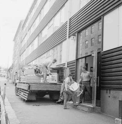 Muuttokuorman purkamista Alppiharjussa. 1965. Kuva: Teuvo Kanerva. Museovirasto. CC BY 4.0.