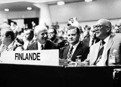 ETYK Helsingissä 1975. Eturivissä vas. SDP:n puheenjohtaja Kalevi Sorsa, ulkoministeri Olavi J. Mattila, pääministeri Keijo Liinamaa ja presidentti Urho Kekkonen. Kuva: Tapio Korpisaari. Helsingin kaupunginmuseo. CC BY 4.0.