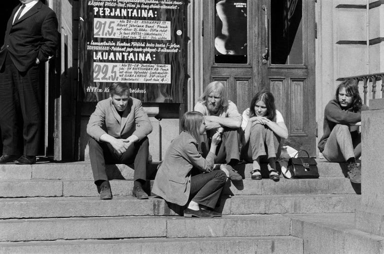 Ihmisiä istumassa Vanhan ylioppilastalon portailla. 1971. Kuva: Matti Honkavaara. Helsingin kaupunginmuseo. Public domain.