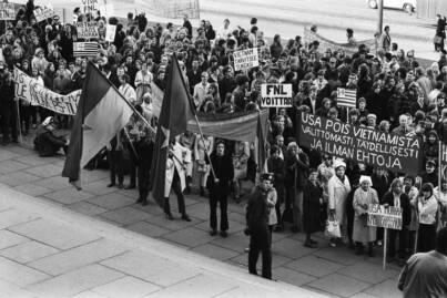 Vietnamin sodan vastainen mielenosoitus eduskunnan edessä. 1970. Kuva: Simo Rista. Helsingin kaupunginmuseo. CC BY 4.0.