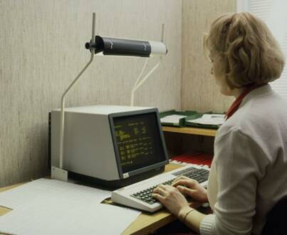 Näyttöpäätteellä työskentelyä Mainosruusun tiloissa Vantaan Korsossa vuonna 1985 Kuva: Markkinoinnin palvelutalo Preesens Oy. Keravan museo. CC BY-NC-ND 4.0.