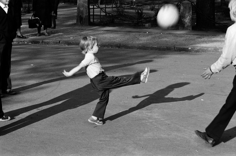 Lapsi ja pallo Fleminginkadulla, 1970-luku. Kuva: Simo Rista. Helsingin kaupunginmuseo. Public domain.