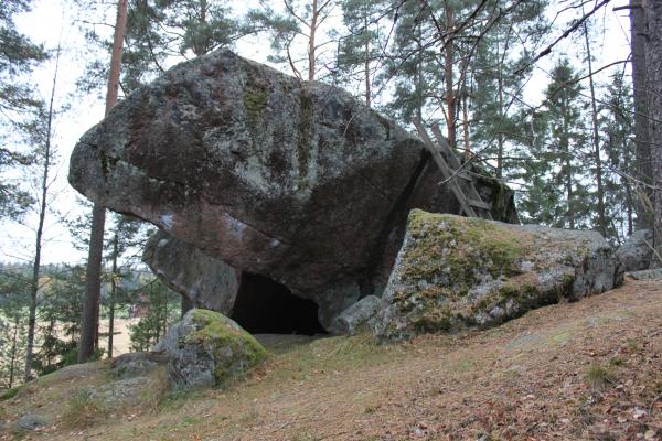 Hiidenkivi Nurmijärvellä. Kuva: Helga Lähdemäki. Nurmijärven museo.