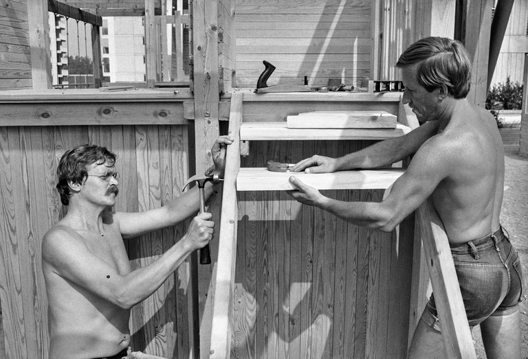 Talkoolaiset rakentavat rappusia lasten kiipeilytelineeseen Itä-Pasilassa 1978. Kuva: Harri Ahola. Helsingin kaupunginmuseo. CC BY 4.0.