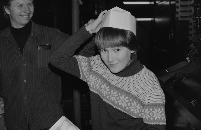 Töölön yhteiskoulun oppilaita vierailulla Helsingin Sanomien kirjapainossa 1970-luvulla. Kuva: Lauri Pietarinen. Helsingin kaupunginmuseo. CC BY 4.0.