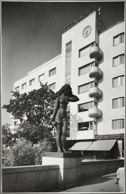 Tempon talo Hämeensillalta nähtynä, edessä Aaltosen Suomen neito -veistos. Tampere. Kuvattu aikaisintaan 1939. Kuva: A. Pietinen. Museovirasto.