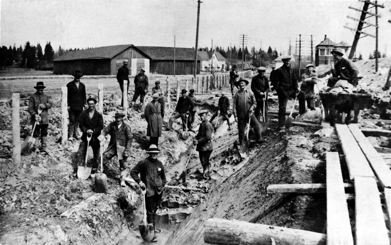 Ojankaivutyötä ratapenkan vierellä Pukinmäen aseman luona, 1931. Kuva: Helsingin kaupunginmuseo. CC BY 4.0.