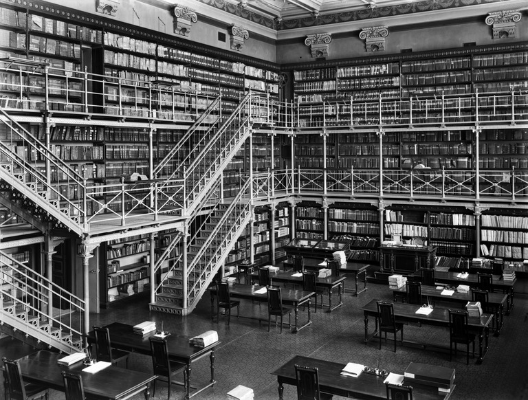 Valtionarkiston tutkijasali 1910-luvulla. Kuva: Helsingin kaupunginmuseo.