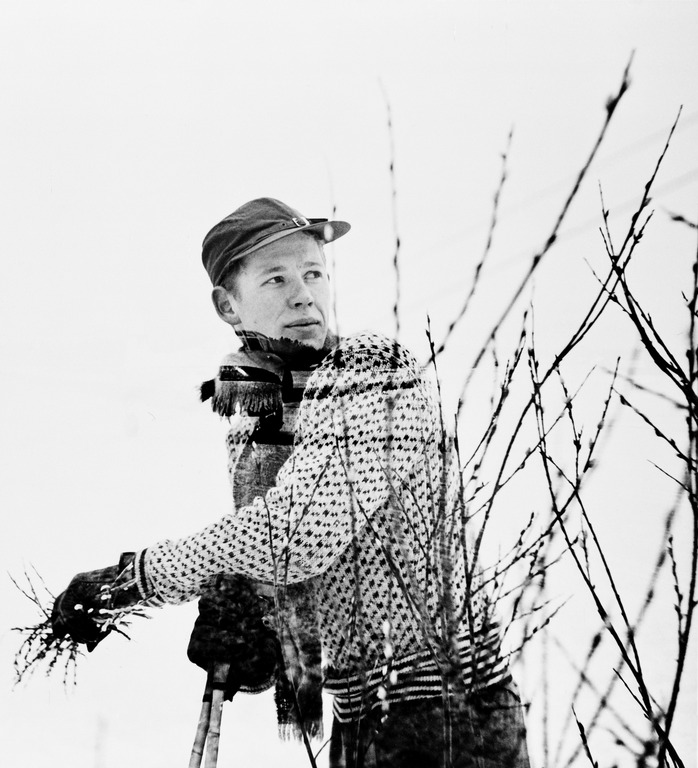 Helsingin Uuden yhteiskoulun abi hiihtämässä Malmilla pääsiäisenä 1957. Kuva: Helsingin kaupunginmuseo. CC BY 4.0.