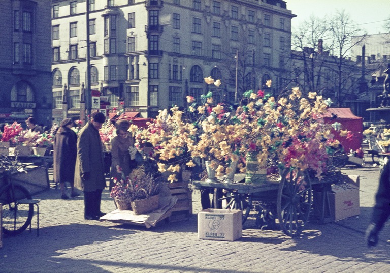 Pääsiäiskoristeita myynnissä Kauppatorilla vuonna 1963. Kuva: Constantin Grünberg. Helsingin kaupunginmuseo. CC BY 4.0.