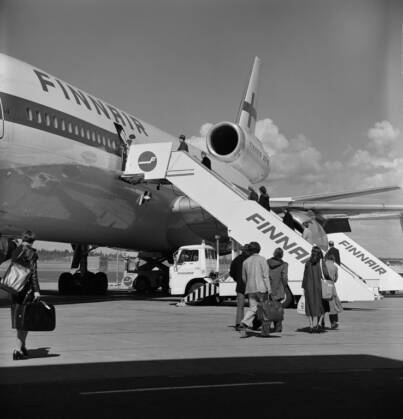 Matkustajia ja Finnairin lentokone Helsinki-Vantaan lentoasemalla 1977. Kuva: Volker von Bonin. Helsingin kaupunginmuseo.