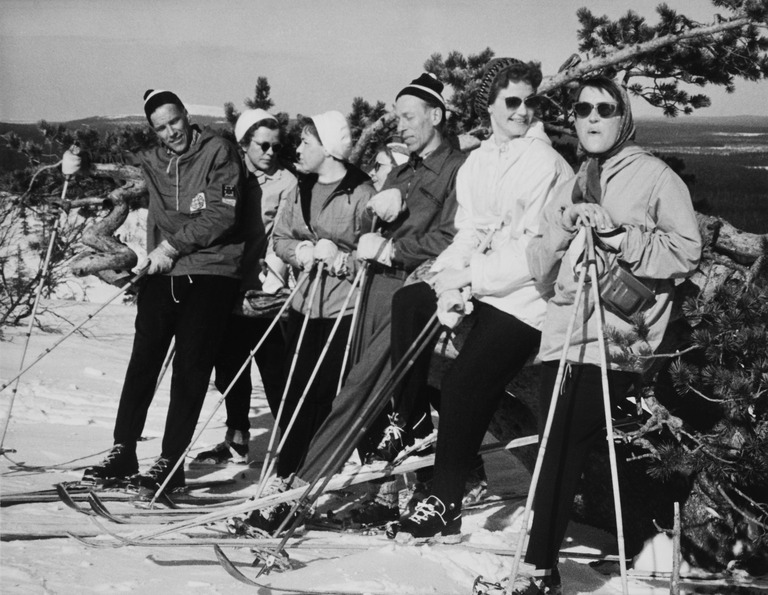 Säästöpankkien henkilökunnan virkistysretken hiihtoseurue Pyhätunturilla 1958. Kuva: Juha Jernvall. Helsingin kaupunginmuseo.