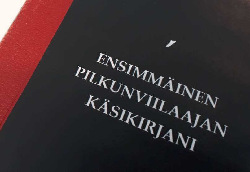 Ensimmäinen pilkunviilaajan käsikirjani. Kuva: Risto Uusikoski, Kotus.