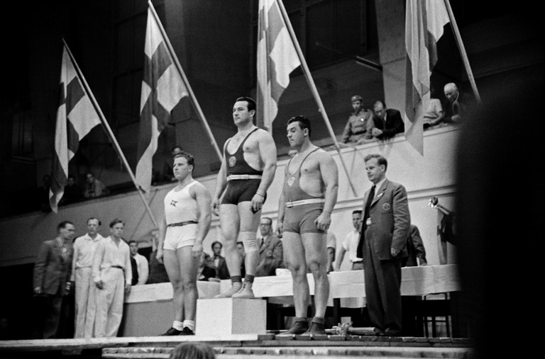 Painonnoston EM-kilpailut Messuhallissa vuonna 1947. Raskaan sarjan palkintojenjako. Kuva: Väinö Kannisto. Helsingin kaupunginmuseo. CC BY 4.0.