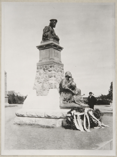 Emil Wikströmin muotoilema Mikael Agricolan muistopatsas Viipurin tuomiokirkon edustalla. Patsas paljastettiin 1908, ja se tuhoutui talvisodassa 1940. Kuva: Museovirasto. CC BY 4.0.