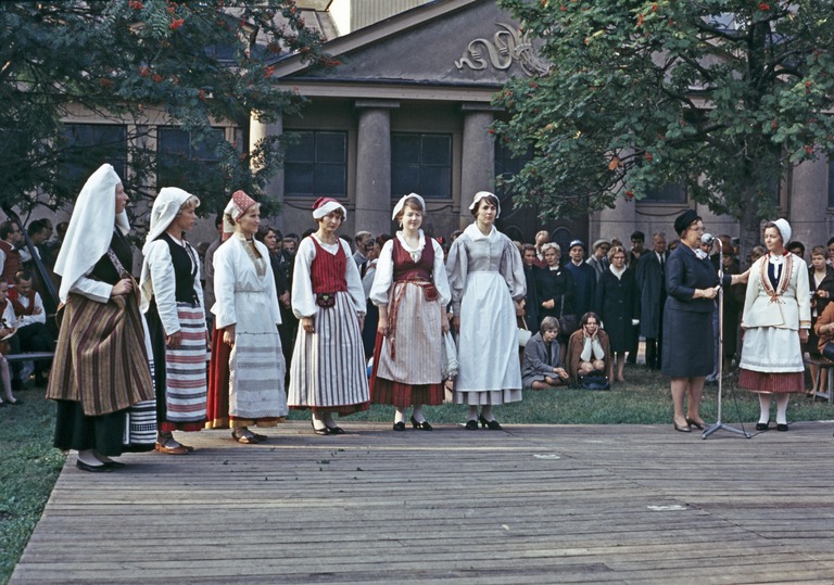 Juhla Kansallismuseon pihalla vuonna 1966. Kuva: Constantin Grünberg. Helsingin kaupunginmuseo. CC BY 4.0.