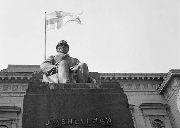 Snellmanin patsas Suomen Pankin edustalla. Kuva: Teuvo Kanerva. Museovirasto. CC BY 4.0.