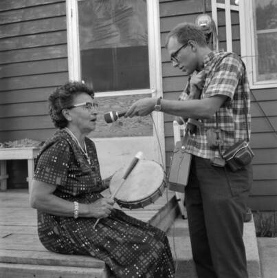Lauri Karttunen nauhoittaa mrs Clarkin laulamia intiaanilauluja. Pinepoint, Minnesota, Yhdysvallat, 3.7.1965. Kuva: Pertti Virtaranta. Museovirasto. CC BY 4.0.