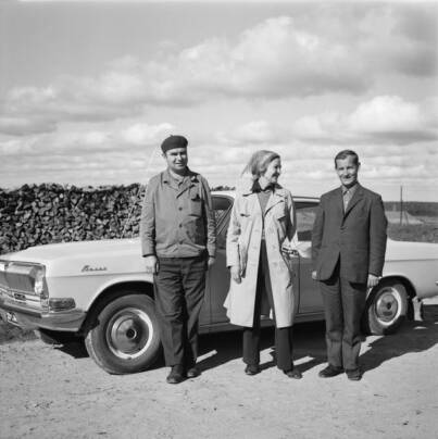 Autonkuljettaja Boris, Helmi Virtaranta ja Barantsev Anna Kursijevan talon edessä ennen lähtöä Sammatuksesta. 31.8.1972. Kuva: Pertti Virtaranta. Museovirasto.