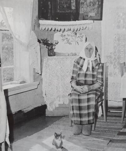 Pelageja Mihailovna Smirnova pirttinsä ikoninurkassa, "parasopessa". 7.9.1977. Kuva: Pertti Virtaranta. Maailma ja me -lehden 9/1990 kuvitusta.