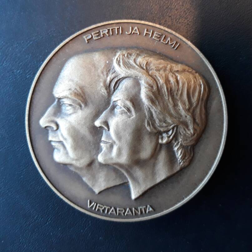 Pertti ja Helmi Virtaranta. Mitali: Nina Sailo, 1991. Kuva: Vesa Heikkinen.