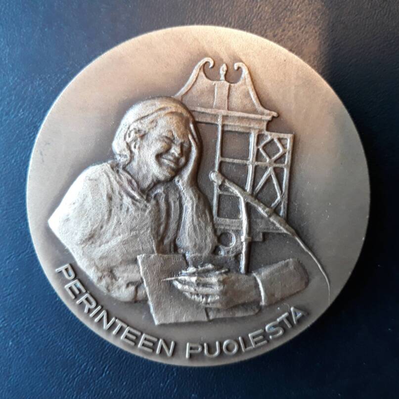 Pertti ja Helmi Virtaranta -mitalin kääntöpuoli. Nina Sailo, 1991. Kuva: Vesa Heikkinen.