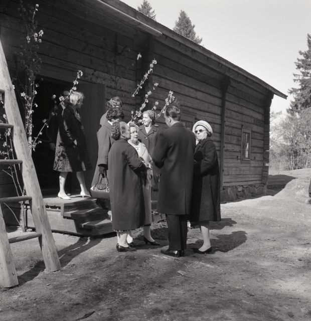 Hallan vihkiäisjuhla. Ulkomuseon intendentti Toini-Inkeri Kaukonen ja Hallan Heikkisiä keskustelussa. Seurasaaren ulkomuseo, Helsinki, 23.5.1965. Kuva: Alfred Kolehmainen. Museovirasto. CC BY 4.0.