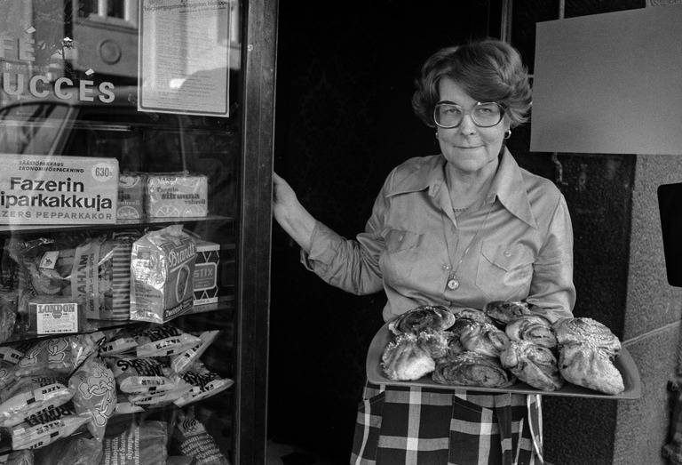 Korkeavuorenkadun kauppojen syystempauspäivä. Kahvilan myyjällä tarjottimella jättikokoisia korvapuusteja. Helsinki, 21.9.1977. Kuva: Harri Ahola. Helsingin kaupunginmuseo. CC BY 4.0.
