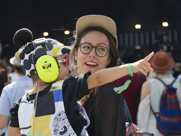 Lastenmusiikkifani ja kuulosuojaimet. Hanne ja Aava Valtari Flow-festivaalin päälavan luona. Helsinki, 10.8.2014. Kuva: Jaana Maijala. Helsingin kaupunginmuseo. CC BY 4.0.