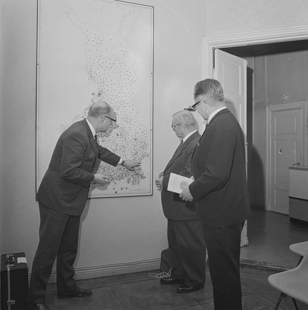Helsingin yliopiston suomen kielen professori Pertti Virtaranta esittelee kollegoilleen alueita menetetystä Karjalasta (1973). Kuva: Pekka Kyytinen. Museovirasto.