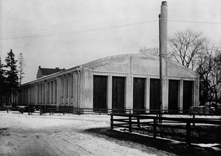 Raitiotie- ja omnibussiosakeyhtiön Töölön raitiovaunuhalli. 1913. Kuva: Helsingin kaupunginmuseo.