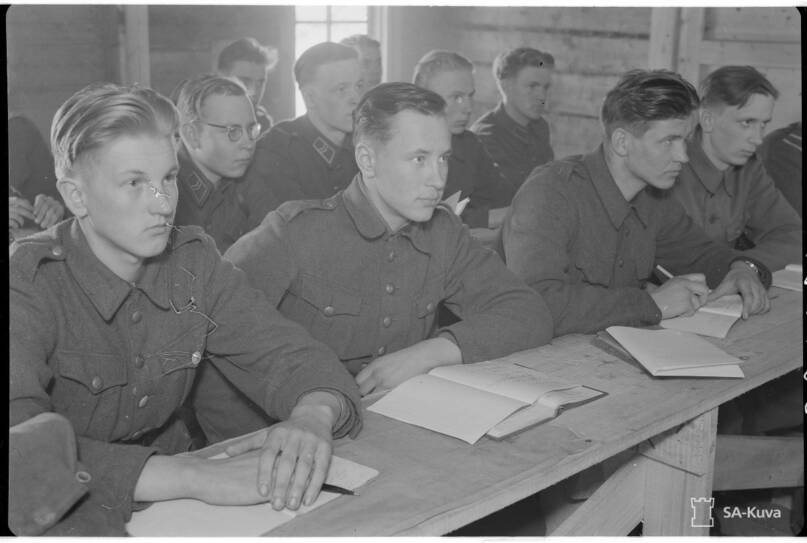 Algebrassa on päästy juuriopin opiskeluun. Eldanka-lyseo, 1943. Kuva: Unto Laukka. Sotamuseo. CC BY 4.0.