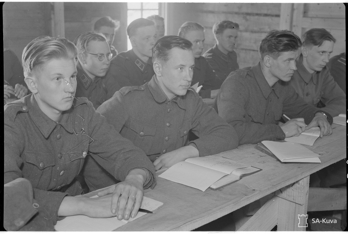 Algebrassa on päästy juuriopin opiskeluun. Eldanka-lyseo, 1943. Kuva: Unto Laukka. Sotamuseo. CC BY 4.0.