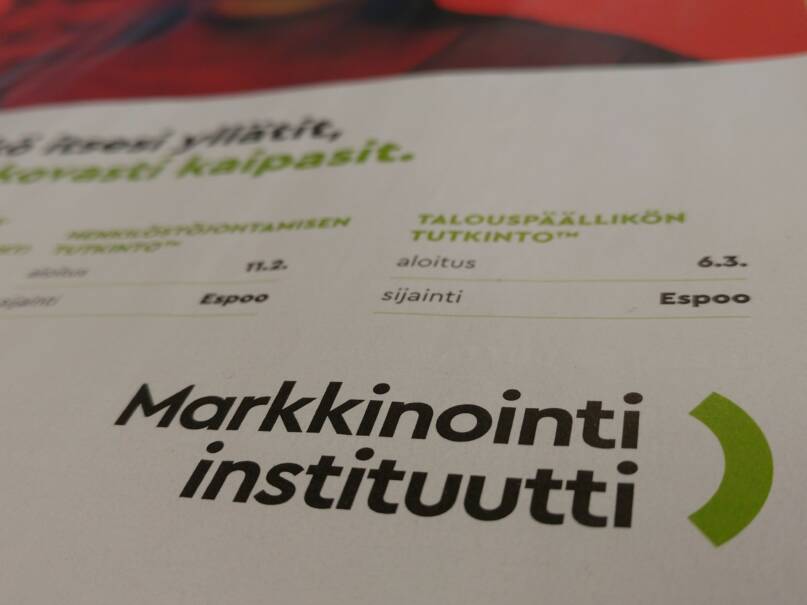 Markkinointi-instituutin logossa ei ole tavuviivaa. Kuva Ulla Onkamo, Kotus