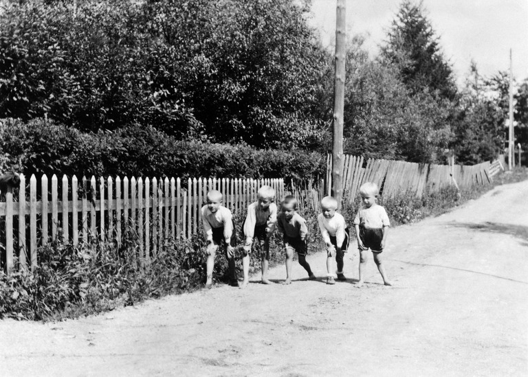 Pikkupoikia tiellä Malmilla. Helsinki. 1930- tai 1940-luku. Kuva: Helsingin kaupunginmuseo. Public domain.