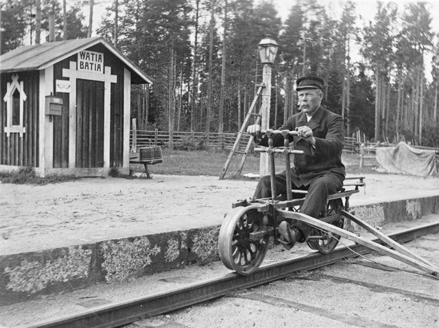 Ratavartija August Virtanen Vatian pysäkkirakennuksen edessä resiinoineen. Laukaa, 1912. Kuva: Kimy-Kustannus Oy. Museovirasto. CC BY 4.0.