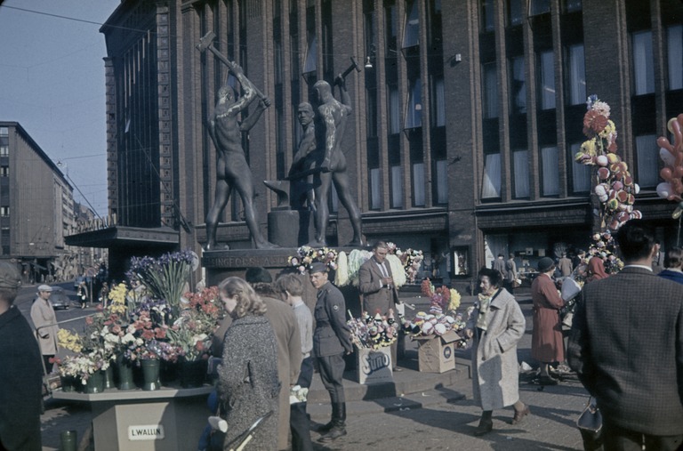 Vappu. Kolmensepänaukio, Helsinki, 1959. Kuva: Arvo Kajantie. Helsingin kaupunginmuseo. PDM 1.0.