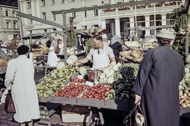 Vihanneskojuja Kauppatorilla. 1950-luku. Kuva: Arvo Kajantie. Helsingin kaupunginmuseo. CC BY 4.0.