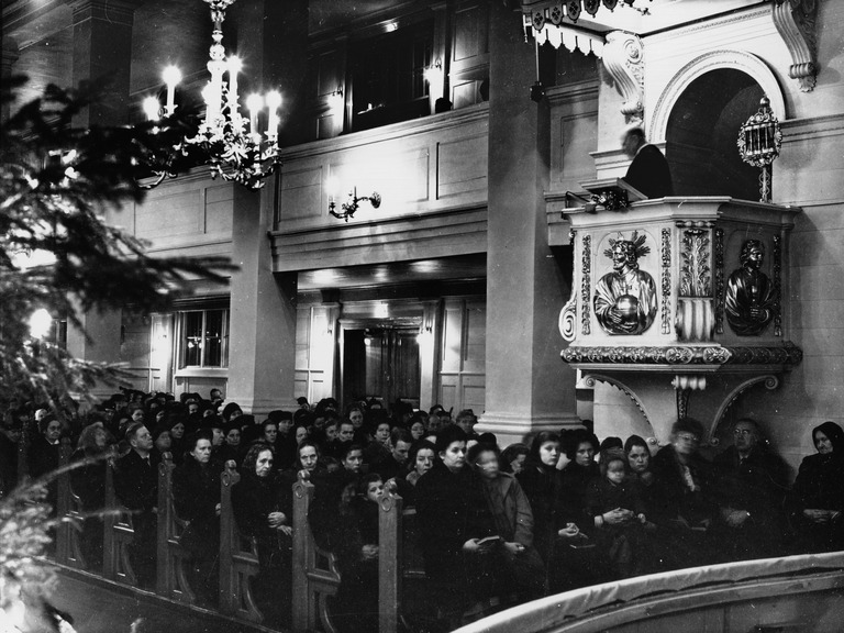 Kirkkoväkeä joulukirkossa Vanhassa kirkossa vuonna 1952. Kuva: Pekka Kyytinen. Helsingin kaupunginmuseo.