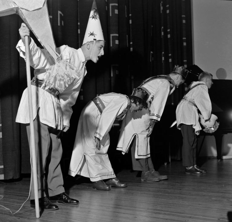 Tiernapoikaesitys Munkkiniemen yhteiskoulussa. 1957–1958. Kuva: Kari Hakli. Helsingin kaupunginmuseo. CC BY 4.0.