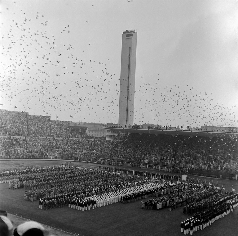 Rauhankyyhkyt lähtevät lentoon Helsingin olympialaisten avajaisissa vuonna 1952. Kuva: Volker von Bonin. Helsingin kaupunginmuseo. CC BY 4.0.