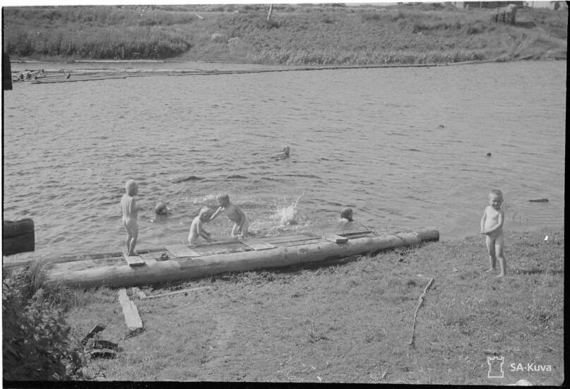 Karjalaiset lapset uivat Vitelen joessa. 1943. Kuva: Riku Sarkola. Sotamuseo.