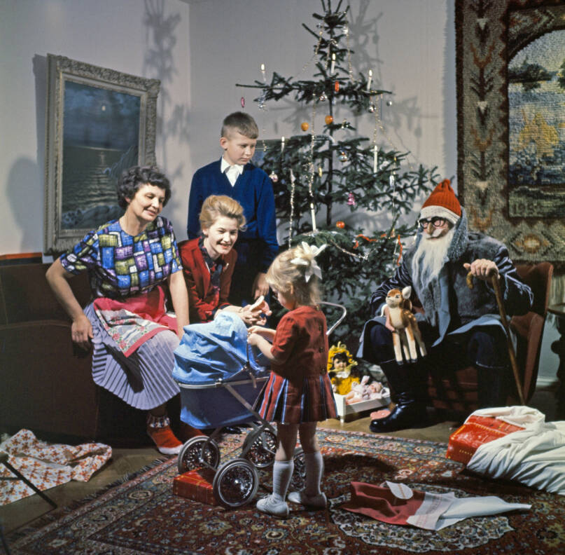 Joulu Tammisalossa. Joulupukki ja perhe. Takana joulukuusi. Helsinki, 1960-luku. Kuva: Juha Jernvall. Helsingin kaupunginmuseo.