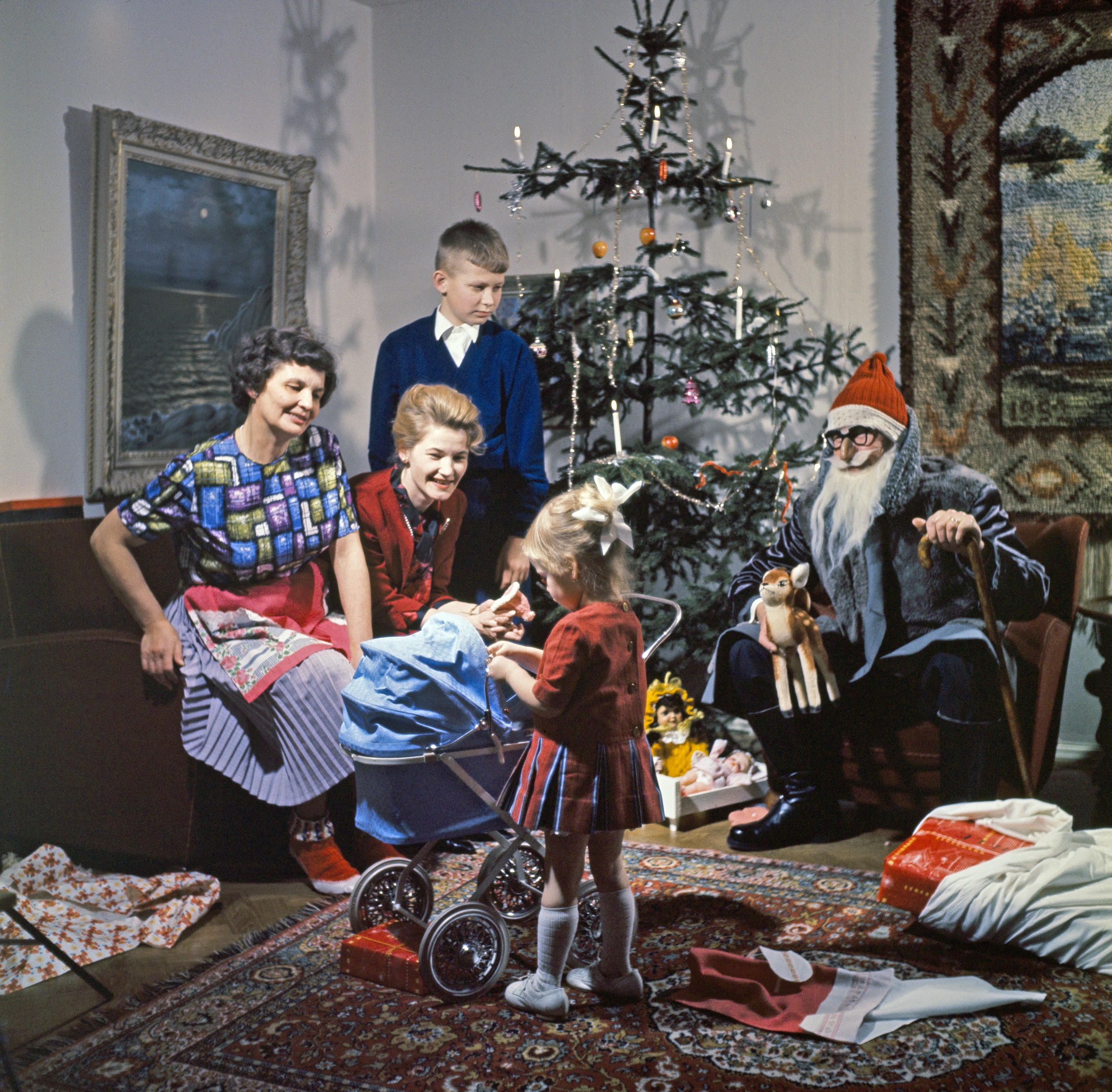 Joulu Tammisalossa. Joulupukki ja perhe. Takana joulukuusi. Helsinki, 1960-luku. Kuva: Juha Jernvall. Helsingin kaupunginmuseo.