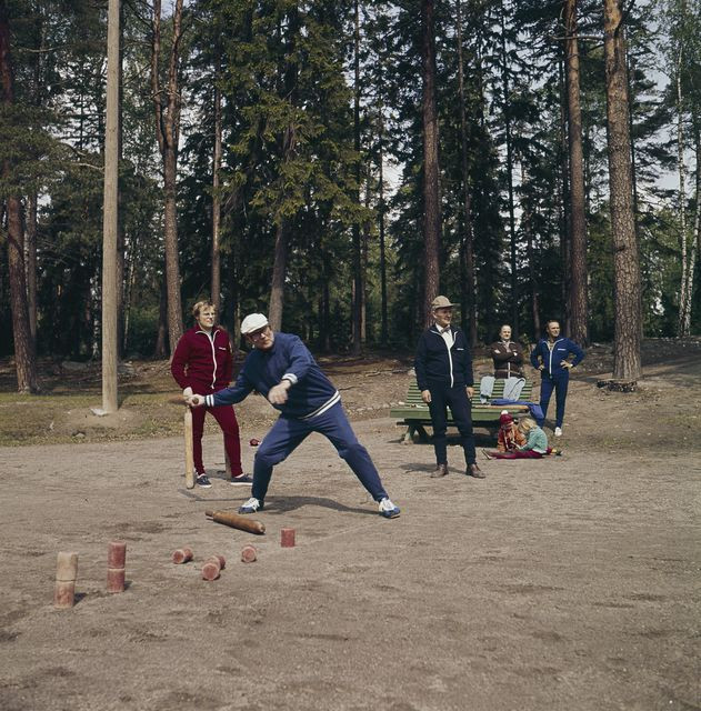 Urho Kekkonen pelaamassa kyykkää Helsingin Seurasaaressa. 1974. Kuva: Pekka Kyytinen. Museovirasto. CC BY 4.0.